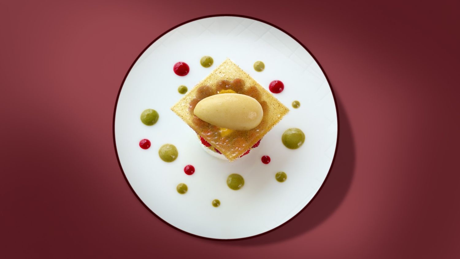 Fraises des bois sur nuage de citron, cristalline au Matcha et sorbet Yuzu