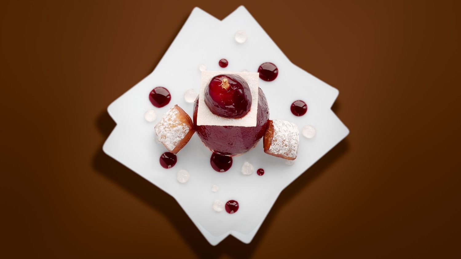 Poire pochée au vin rouge-cassis,
glace Tonka-vanille