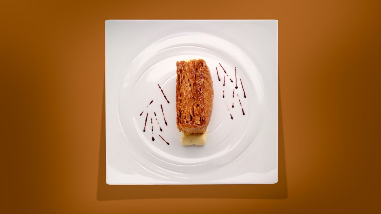Millefeuille craquant à la crème diplomate
sauce chocolat, praliné, caramel à la fleur de sel